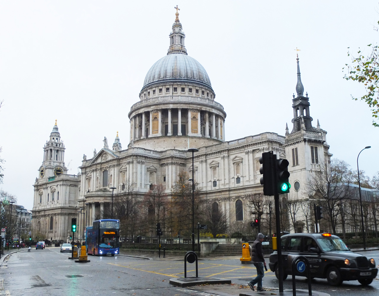 St paul s cathedral is situated