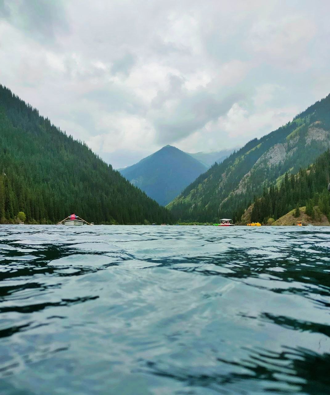 Озеро Кольсай фото девушка