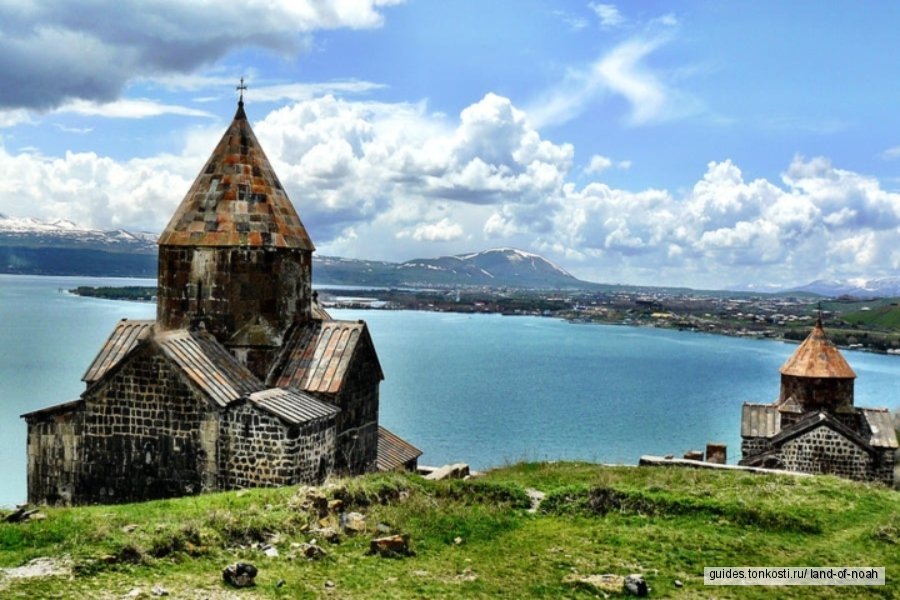 Кредит севан. Севан Армения. Севанский монастырь Армения. Монастырь на озере Севан Армения. Севан озеро в Армении Цахкадзор.
