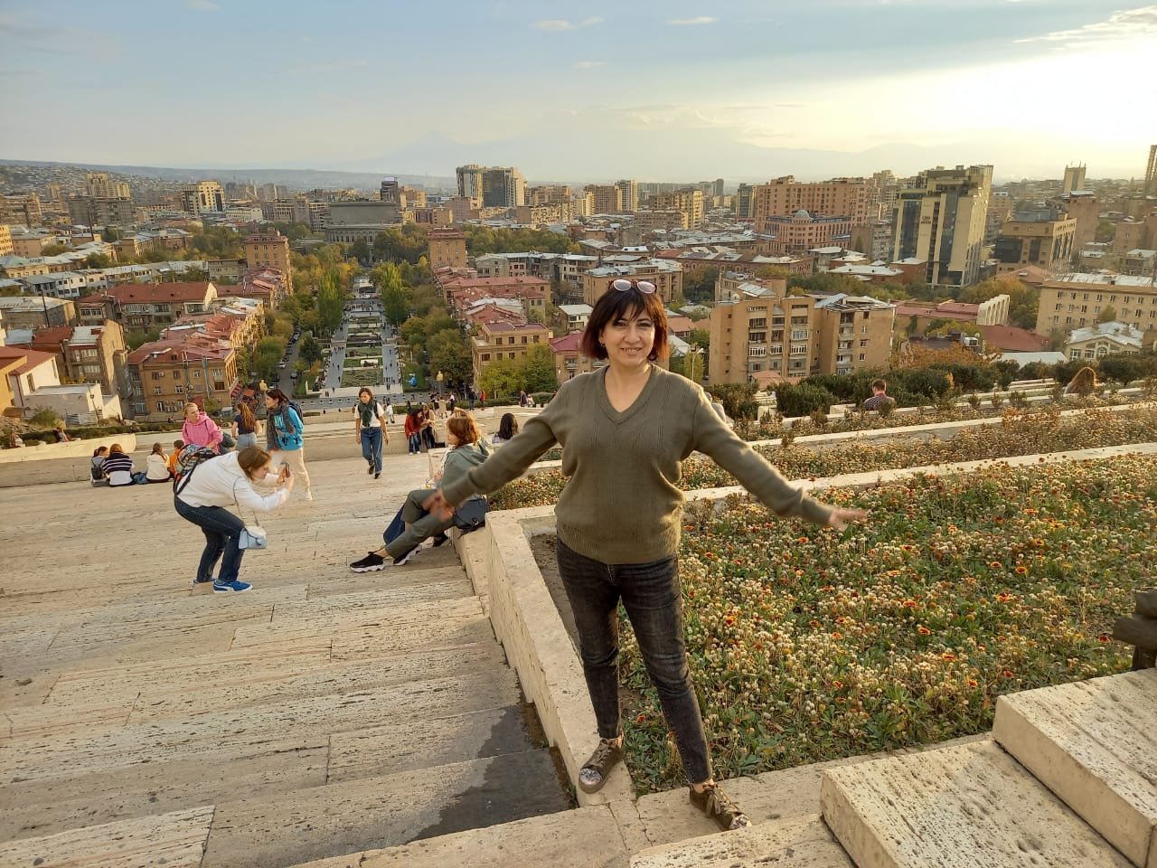 Ереван за 1 день. Туристы в Армении. Армения туризм. Ереван парк сверху. Туризм в городе.