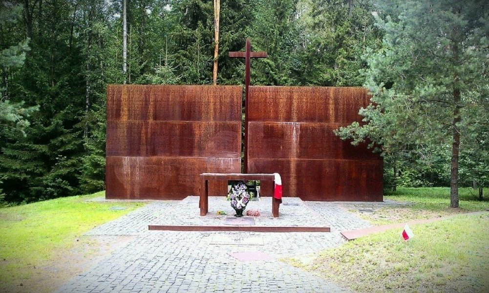 Катынский мемориал. Катынь мемориальный комплекс Смоленск. Катынский мемориал Смоленск. Катынь Смоленская область мемориал. Комплекс Катынь Смоленск.