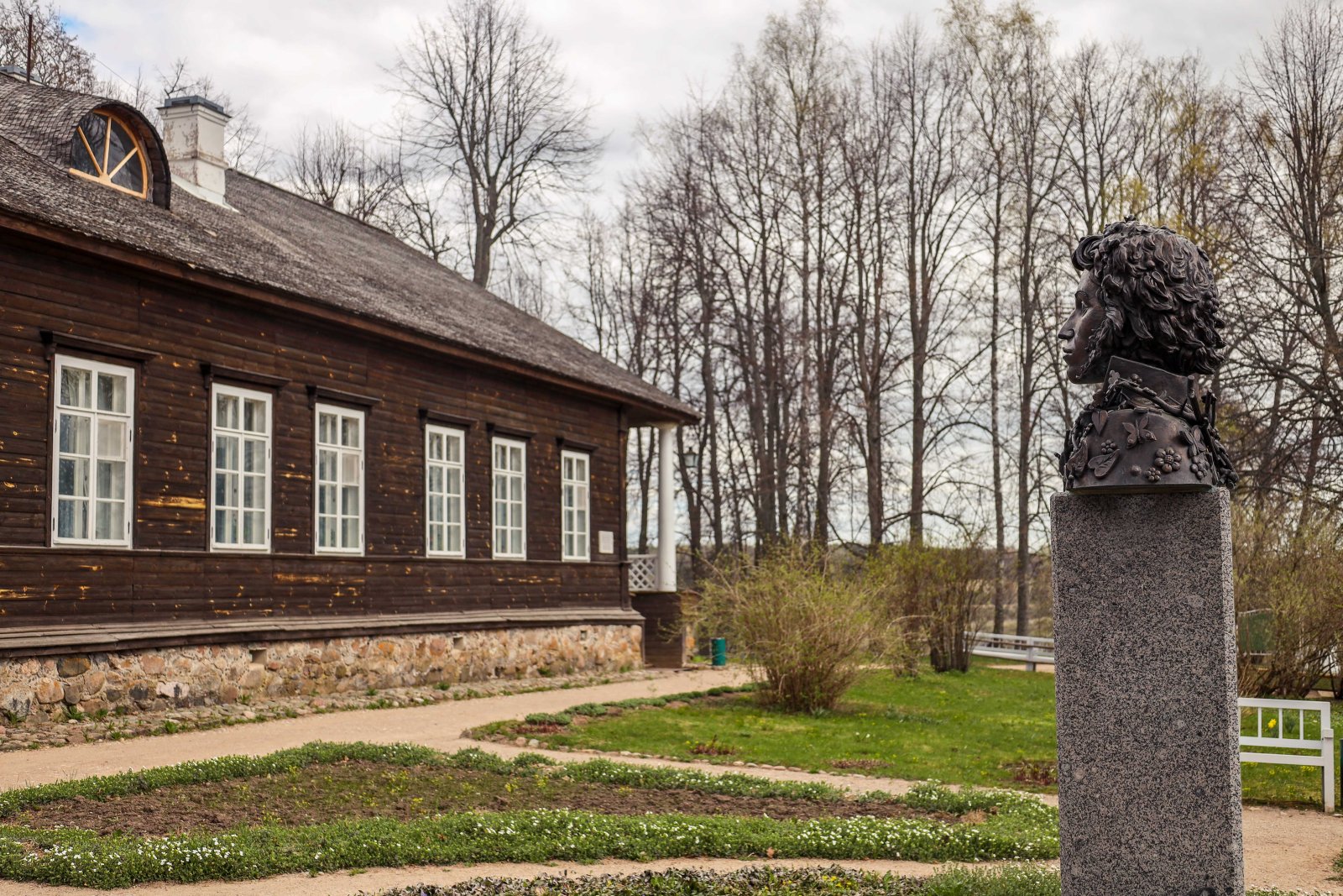 Пушкинские горы (Михайловское, Тригорское, Святогорский монастырь),  автобусная экскурсия из Пскова — экскурсия на «Тонкостях туризма»