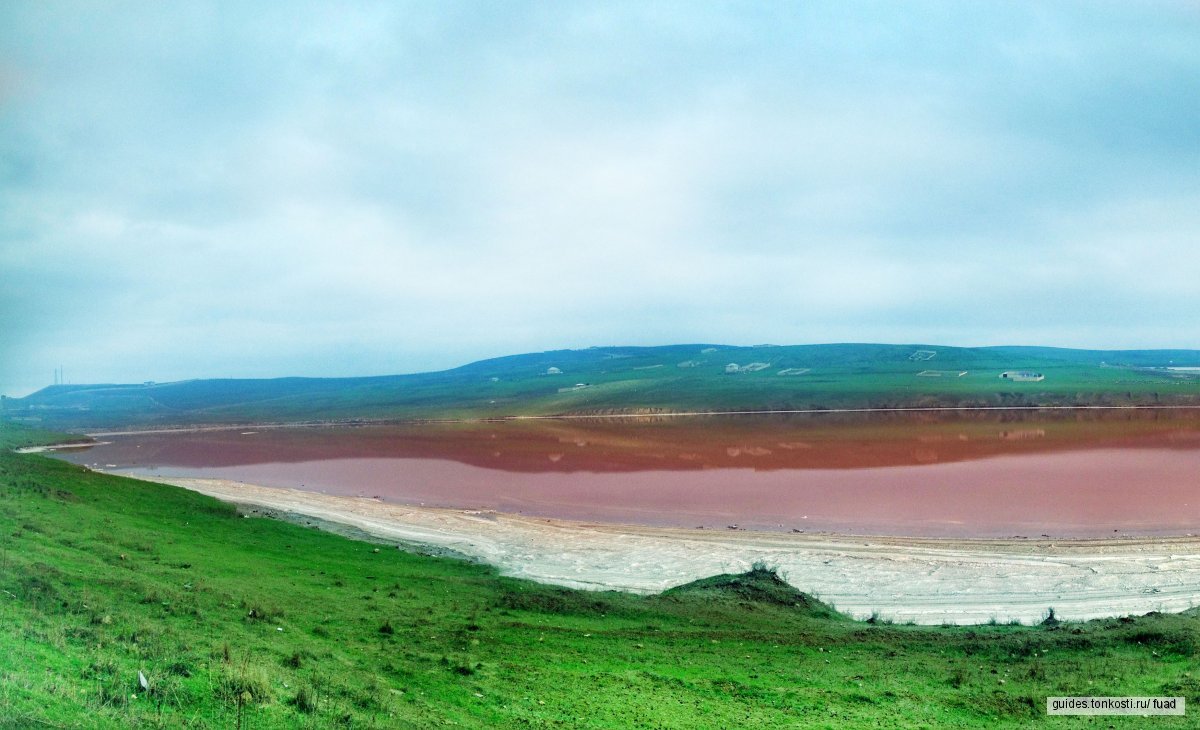 Розовый азербайджан. Розовое озеро Масазыр Азербайджан. Озеро массзир Азербайджан. Соленому озеру Масазыр. Соленое озеро в Азербайджане.