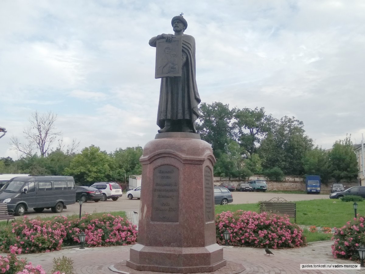 Памятник у Успенский собора Смоленск